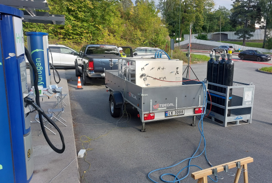 bilde av henger med setup for kalibrering av hydrogenfyllestasjon