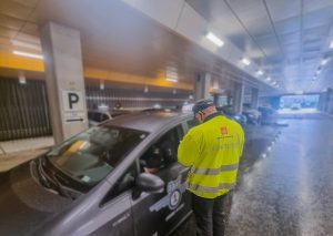 Statens vegvesen kontrollør med synlighetstøy foran drosje
