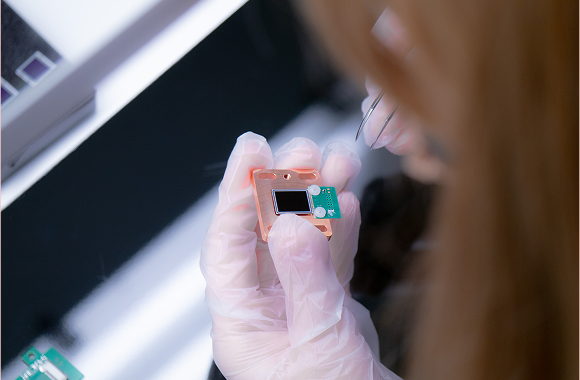 En person holder en veldig liten databrikke