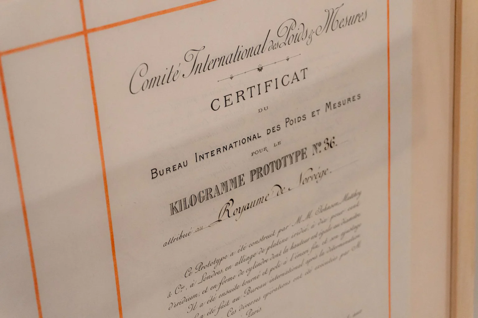 Bildet viser sertifikatet til den norske prototypen på kilogrammet