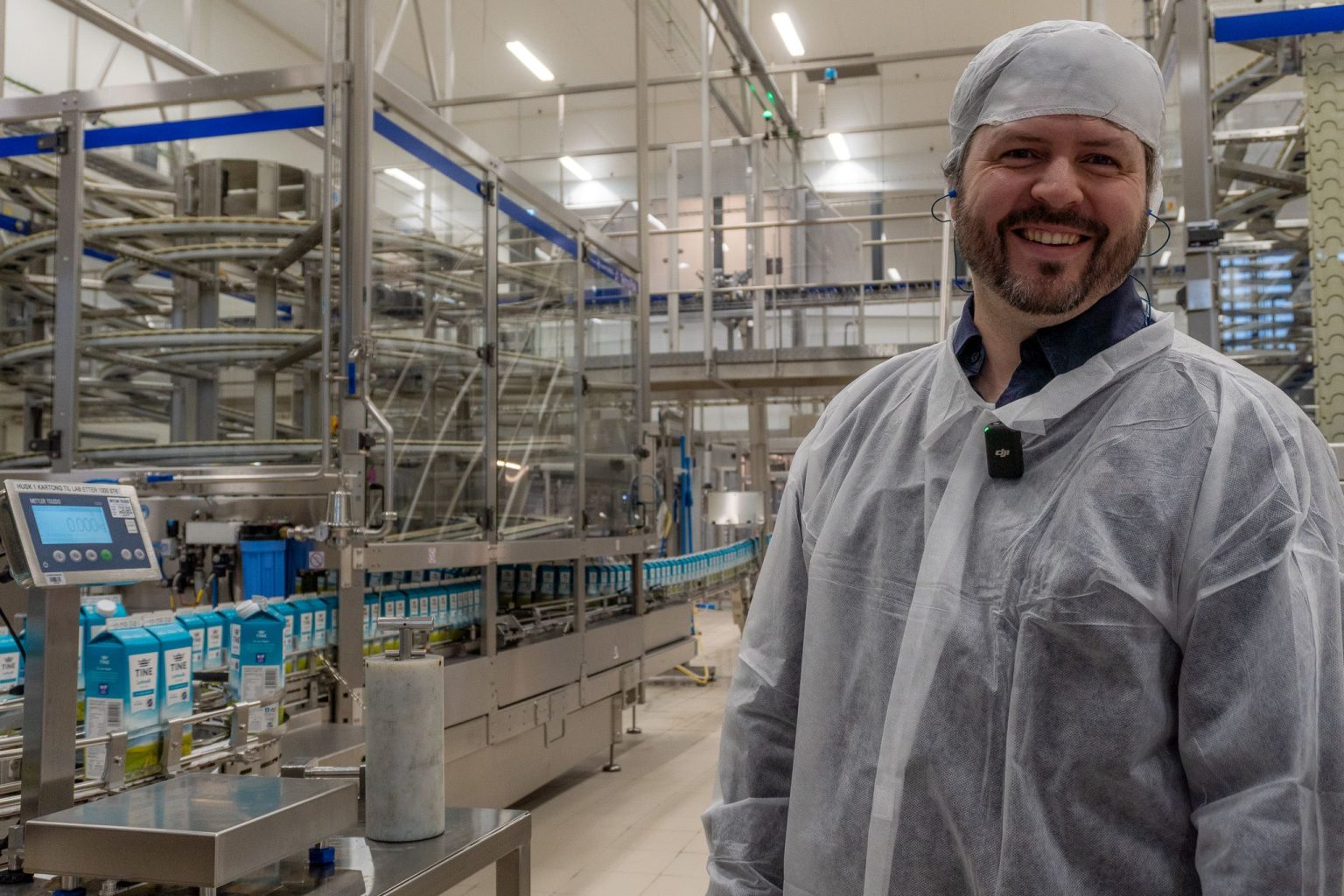 Bilder viser tilsynsingeniør Daniel Reig Diaz foran en pakkelinje på et meieri.