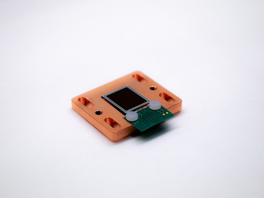 Dual Mode Chip på hvit bakgrunn