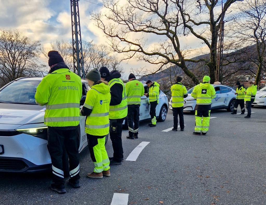 Mange personer fra ulike etater i synlighetstøy