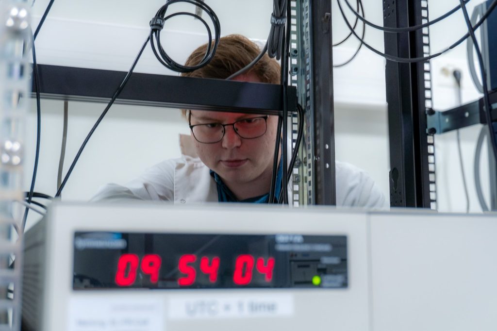 Bildet viser forsker Nils Johannes Mikkelsen på Justervesenets tidslaboratorium.