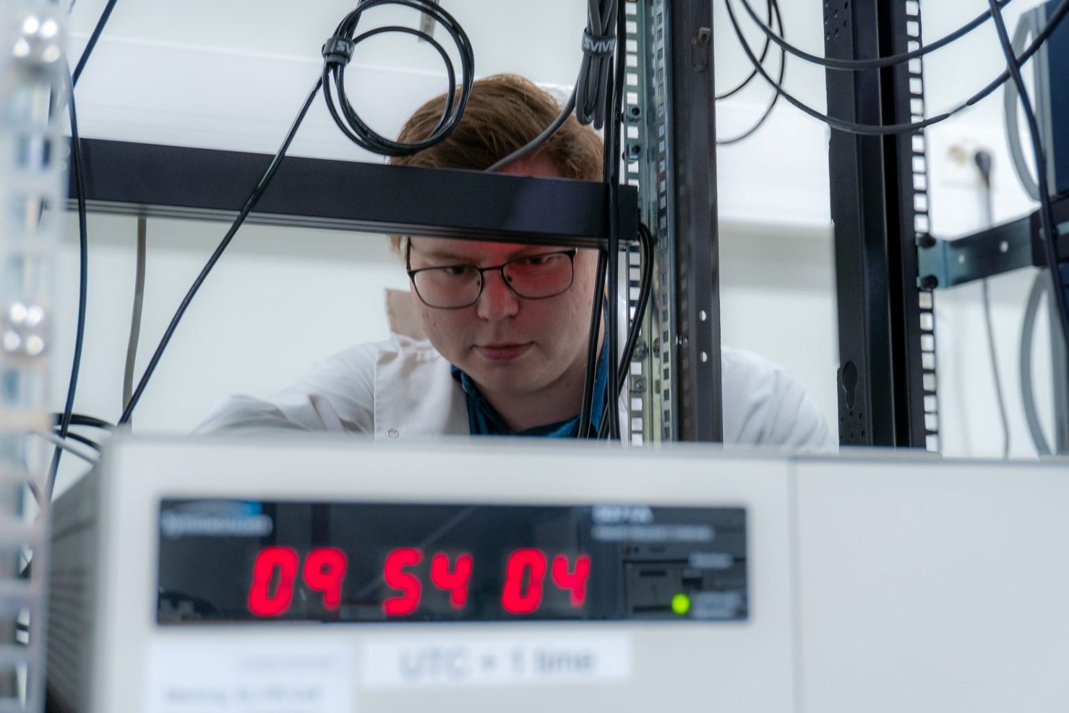 Bildet viser forsker Nils Johannes Mikkelsen på Justervesenets tidslaboratorium.