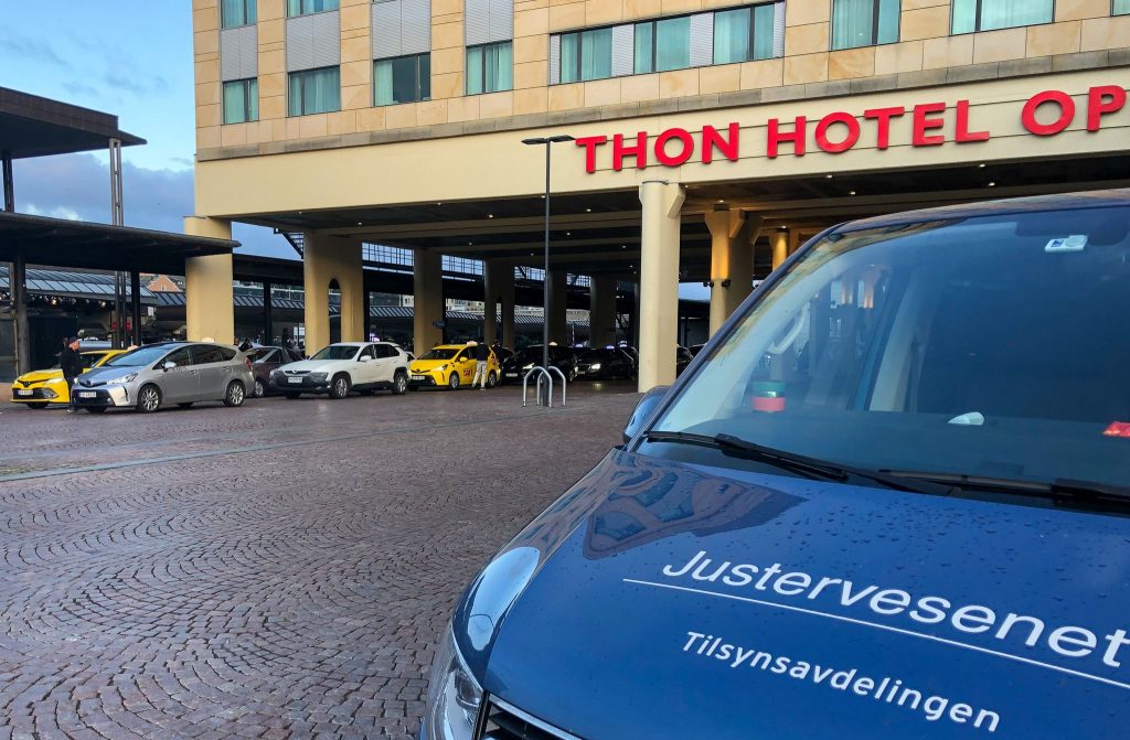 Justervesenets bil på taxidepot Thon Hotel Opera