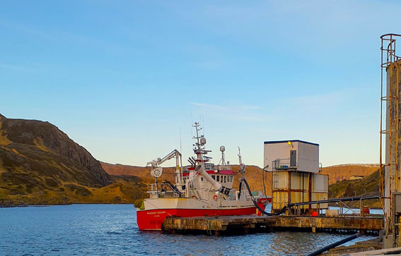 Bildet viser en fiskebåt som har lagt til kai.